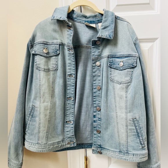Like new Chico's size 2 light jean jacket with fun back design - Picture 2 of 6
